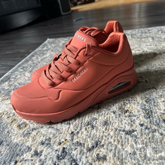 *BRAND NEW* - Women’s Sketchers Uno Stand on Air Sneakers - Sz 9 - Rust Color - Picture 1 of 2